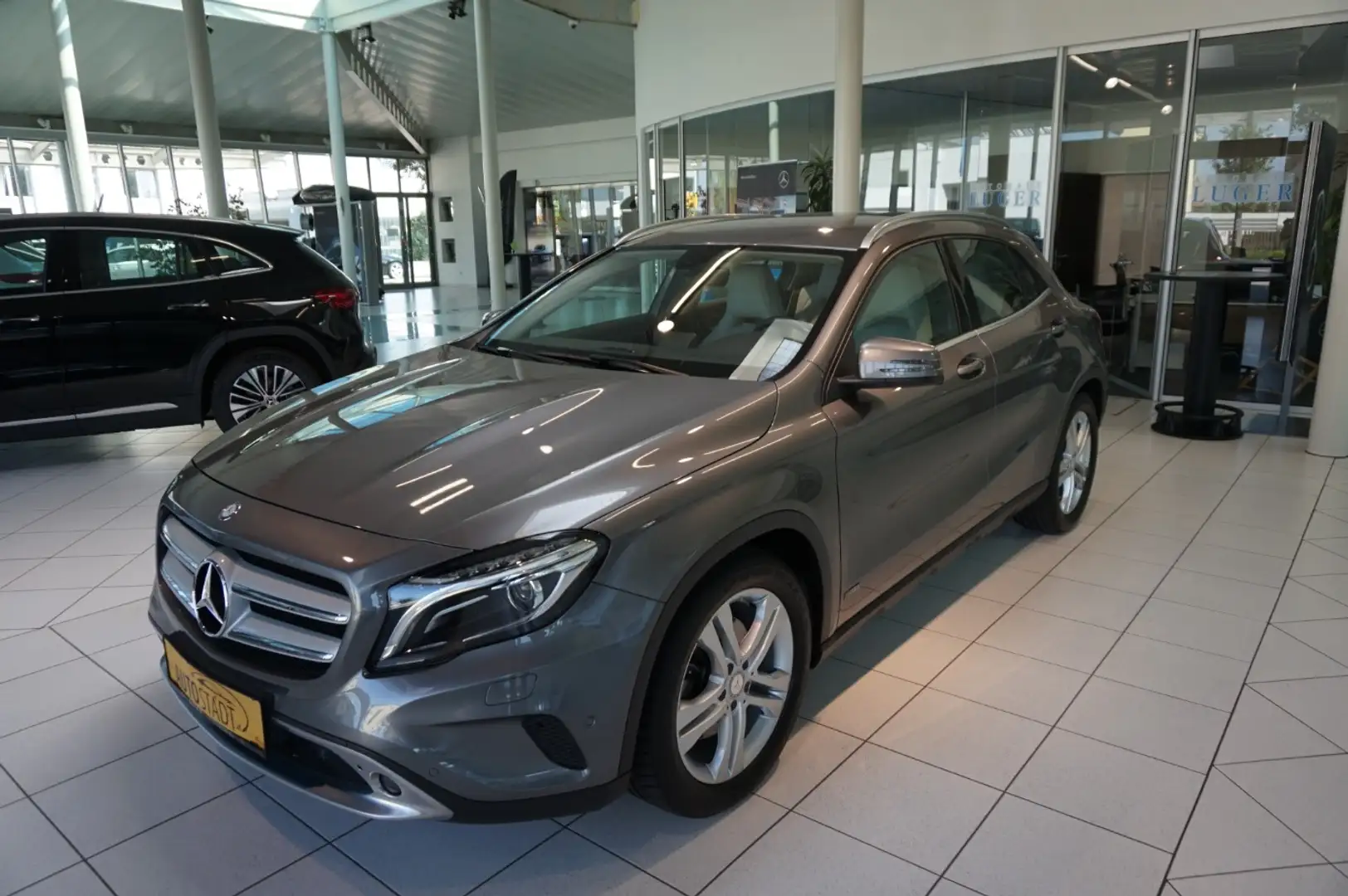 Mercedes-Benz GLA 250 Urban Xenon PTS Shz eHeck Klima Grau - 1
