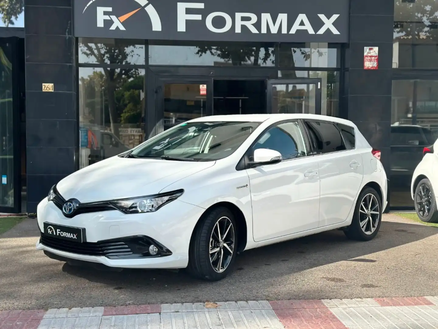Toyota Auris hybrid 140H Active Business Plus Blanco - 2