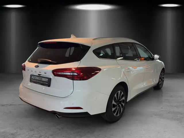 Ford Focus view 3