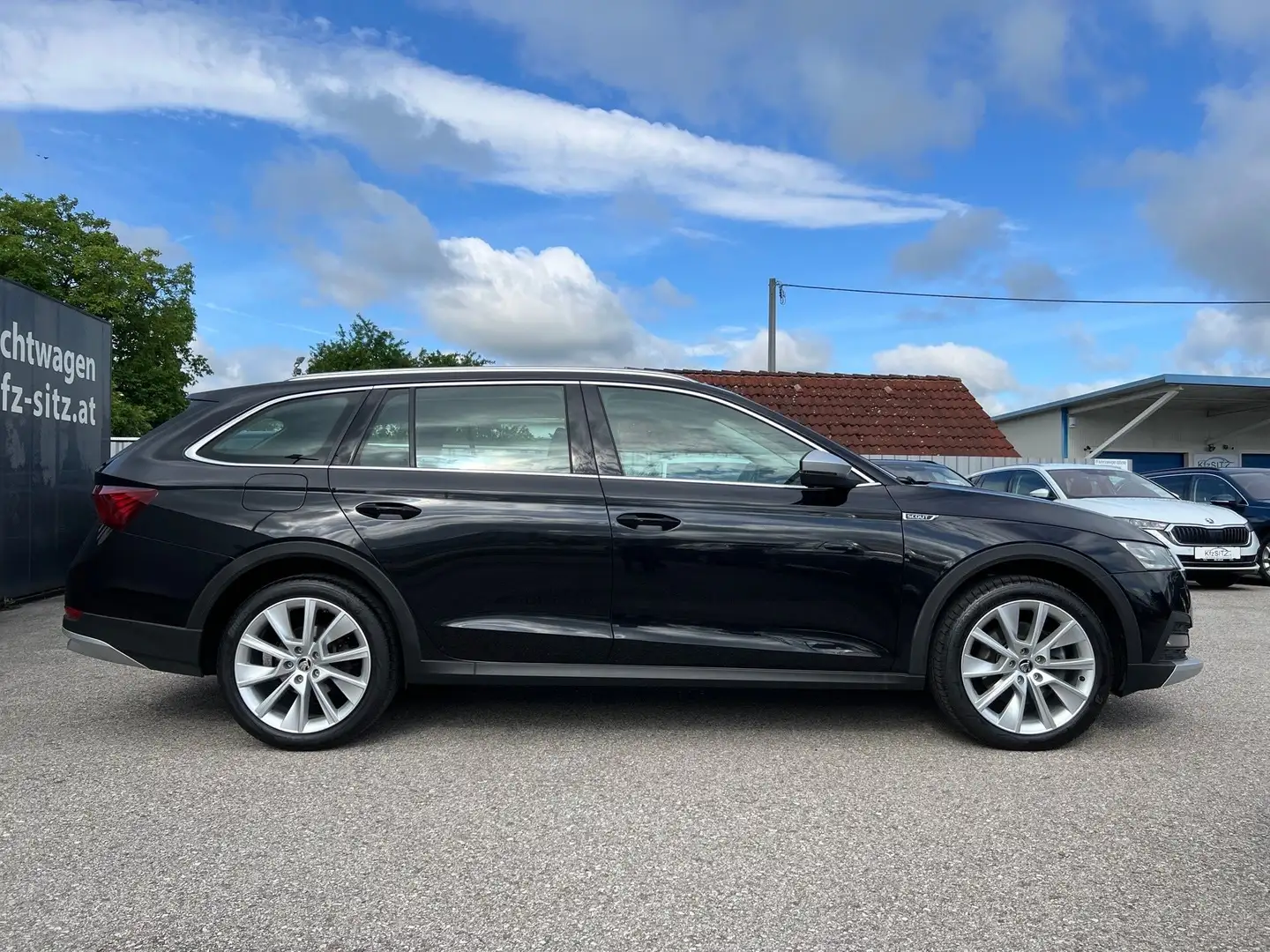 Skoda Octavia Combi Scout 2,0 TDI 4x4 DSG | AHK*HUD Schwarz - 2