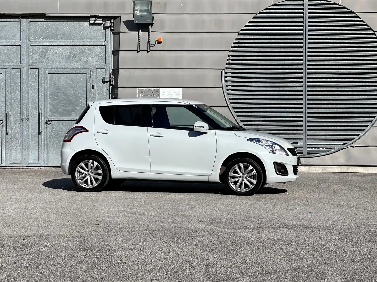 Suzuki Swift 4WD Perlmuttweiß / Benzin / 73.000km Weiß - 1