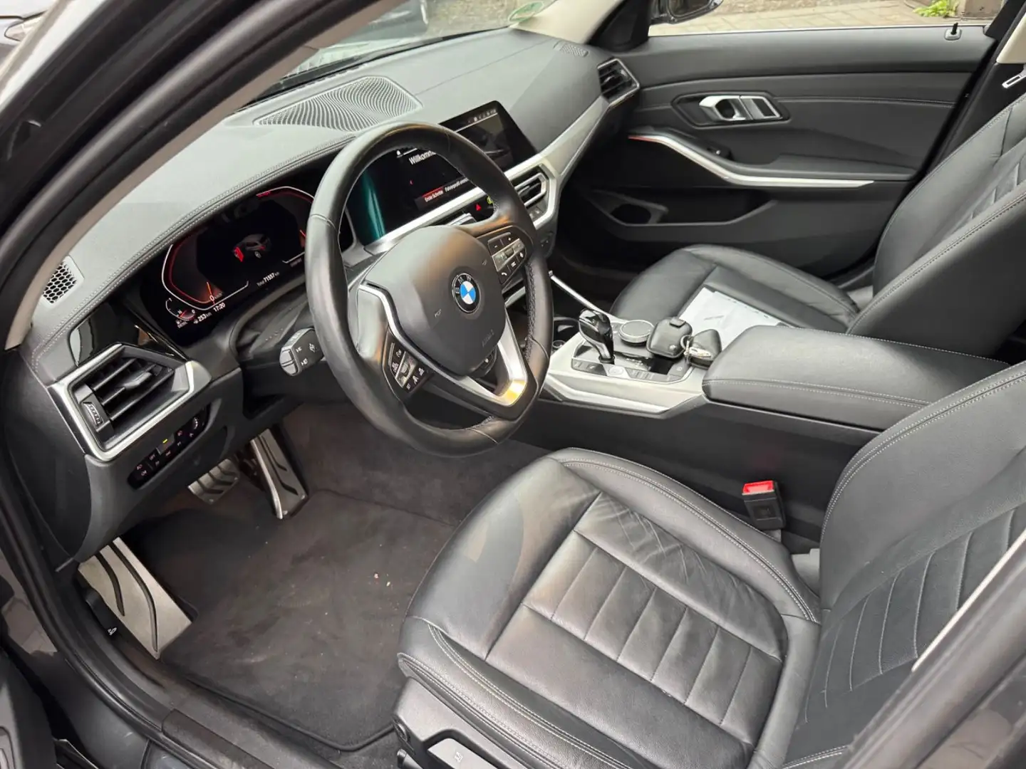 BMW 320 Baureihe 3 Touring 320 d xDrive Luxury Line Grau - 2