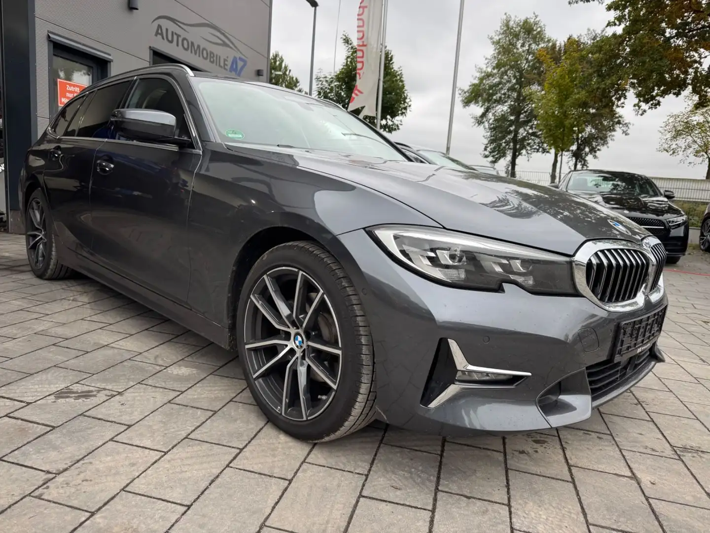 BMW 320 Baureihe 3 Touring 320 d xDrive Luxury Line Grau - 1