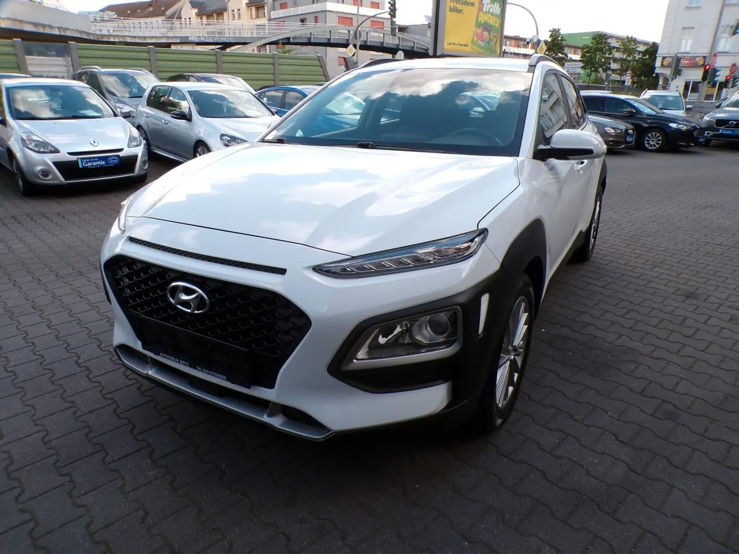 Hyundai KONA 1.0 T-GDI mit AHK. Weiß - 1