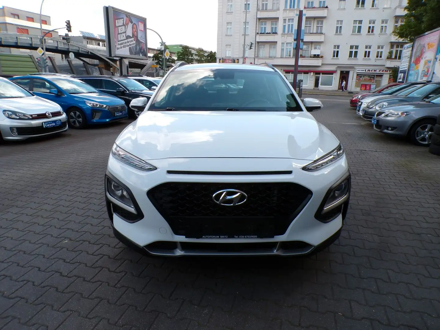 Hyundai KONA 1.0 T-GDI mit AHK. Weiß - 2