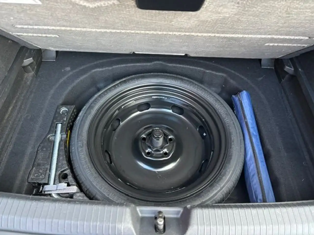 Volkswagen Golf Standard Model — photo 13