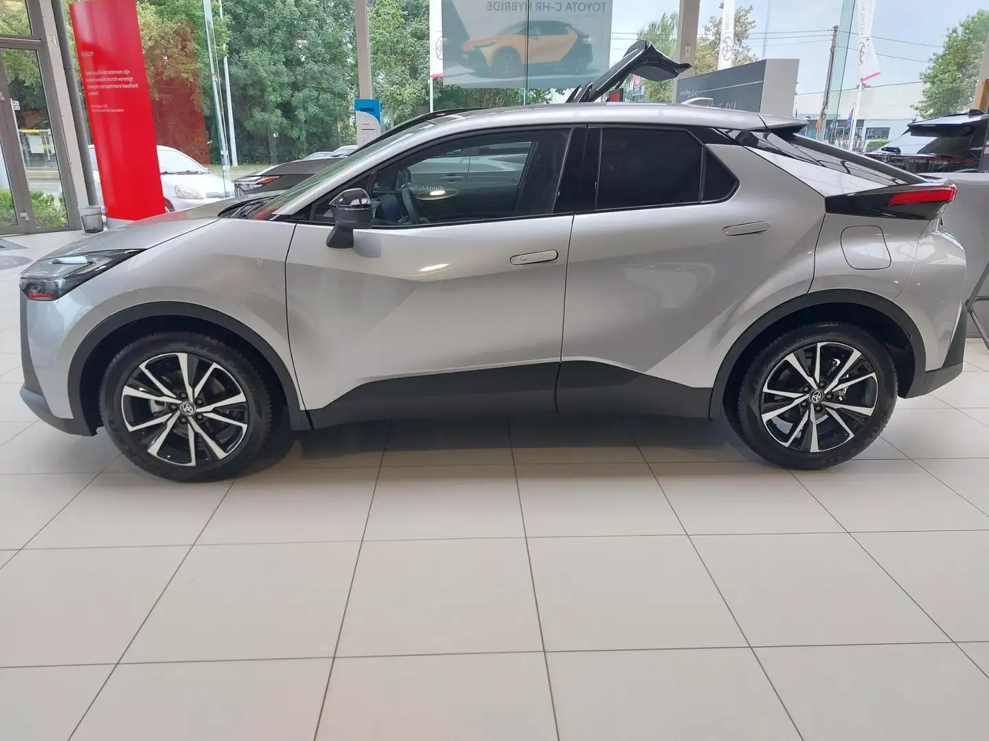 Toyota C-HR 1.8 Hybrid Dynamic Plus Mono-Tone E-CVT - 2