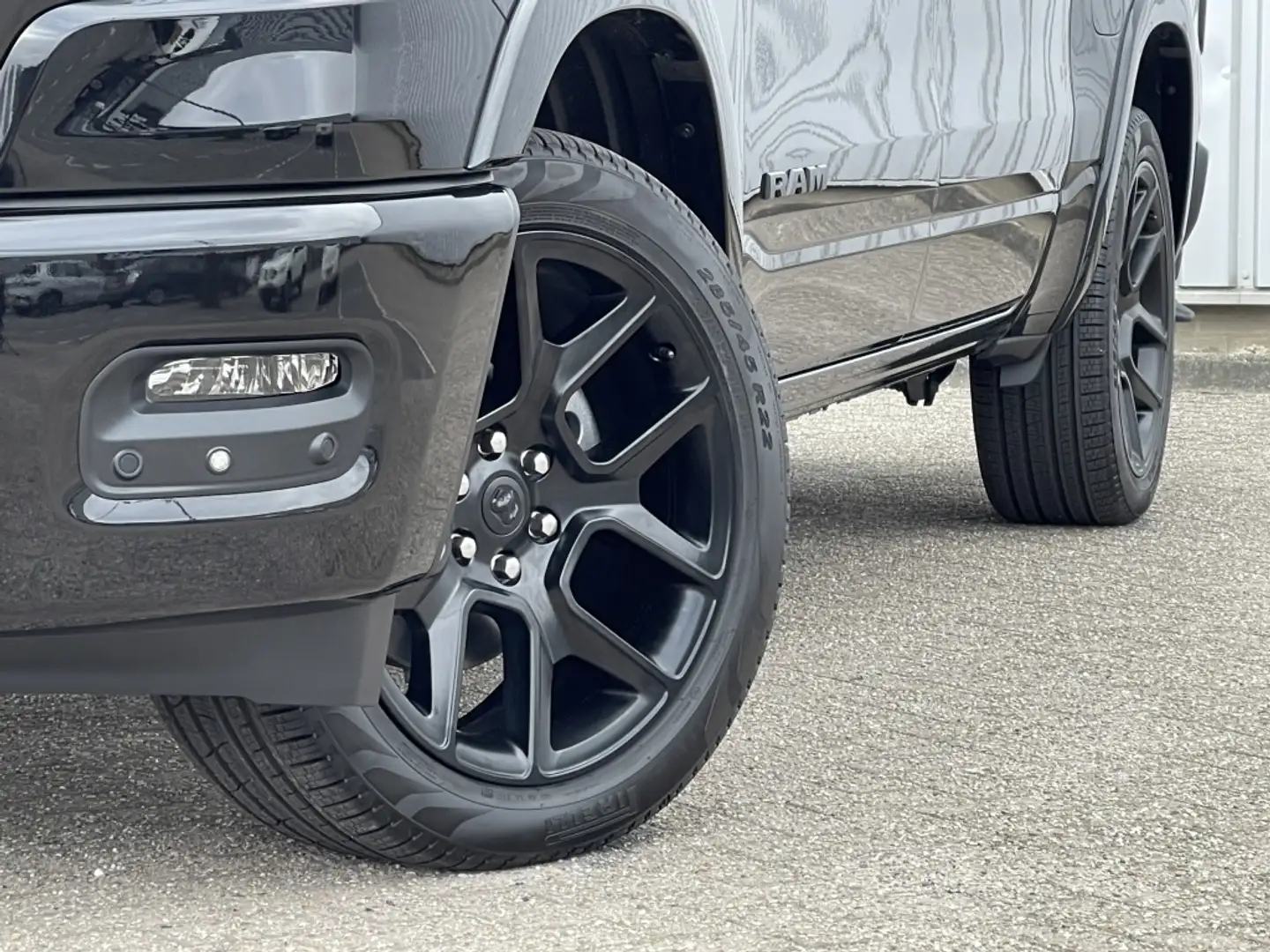 Dodge RAM 1500 MY2025 BPM Vrij 4x4 Crew Cab Laramie Night Schwarz - 2