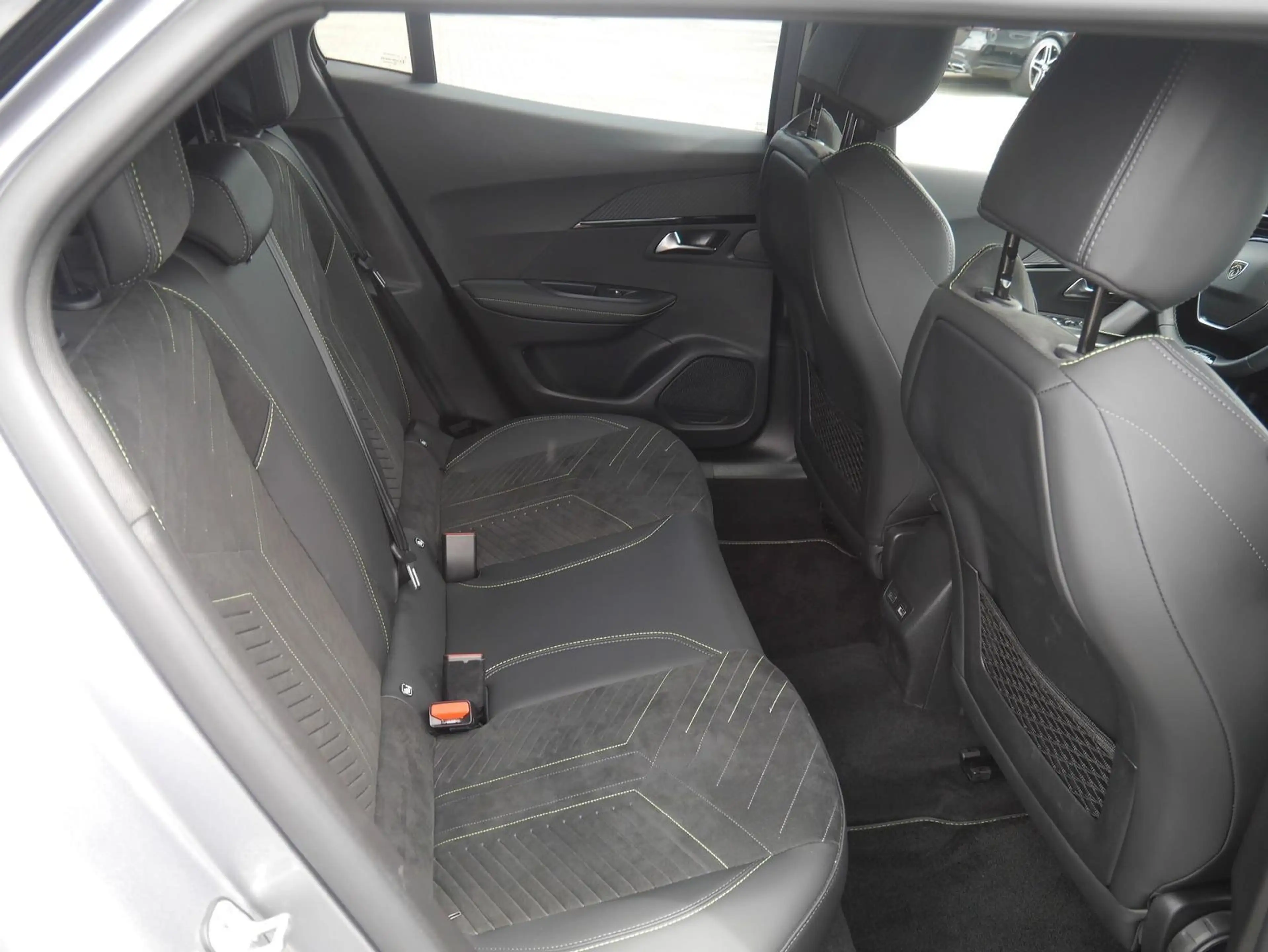 Peugeot 2008 Hybrid 145 GT Navi/LED/SHZ/360-Grad — photo 10
