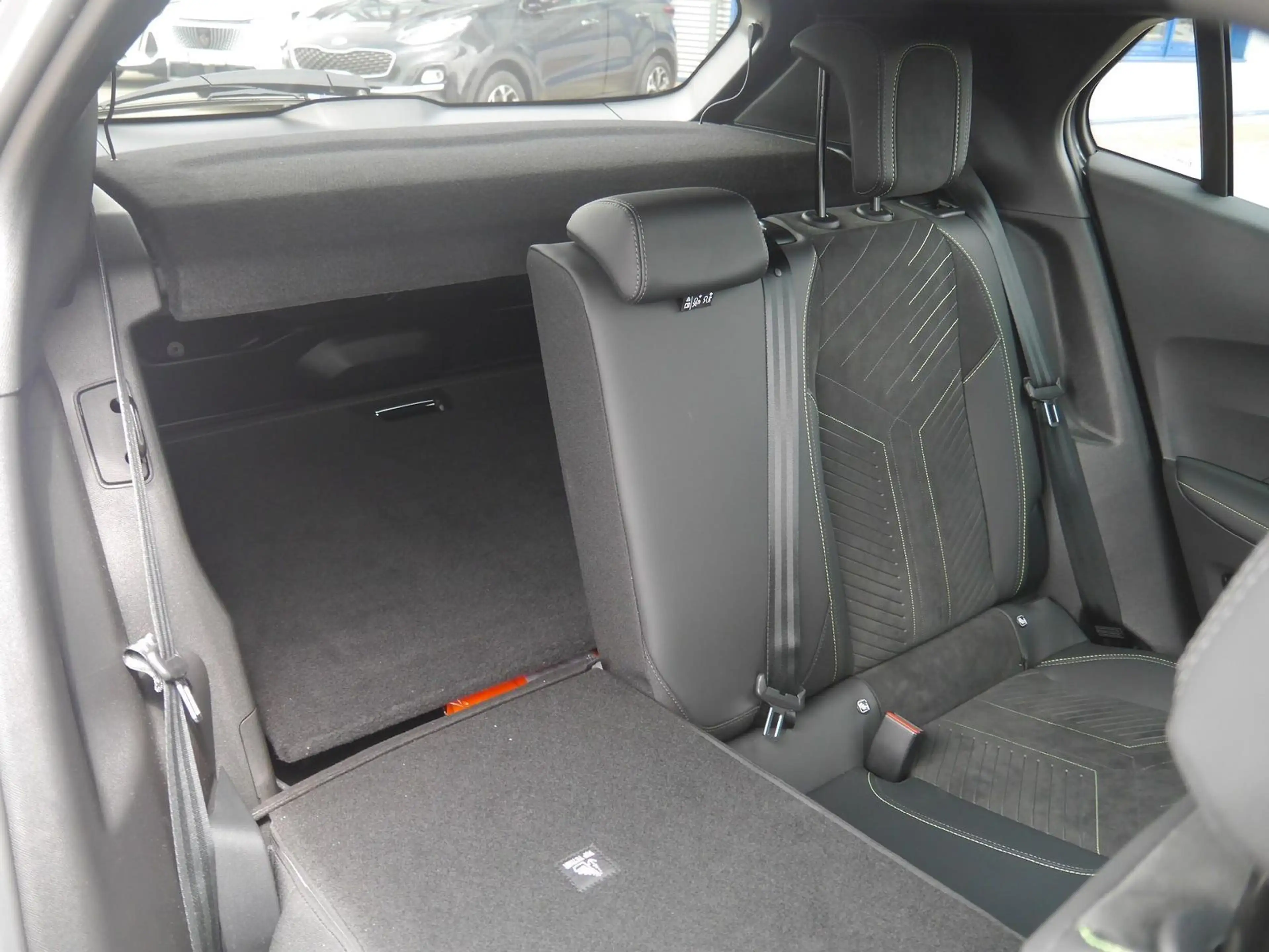 Peugeot 2008 Hybrid 145 GT Navi/LED/SHZ/360-Grad — photo 9