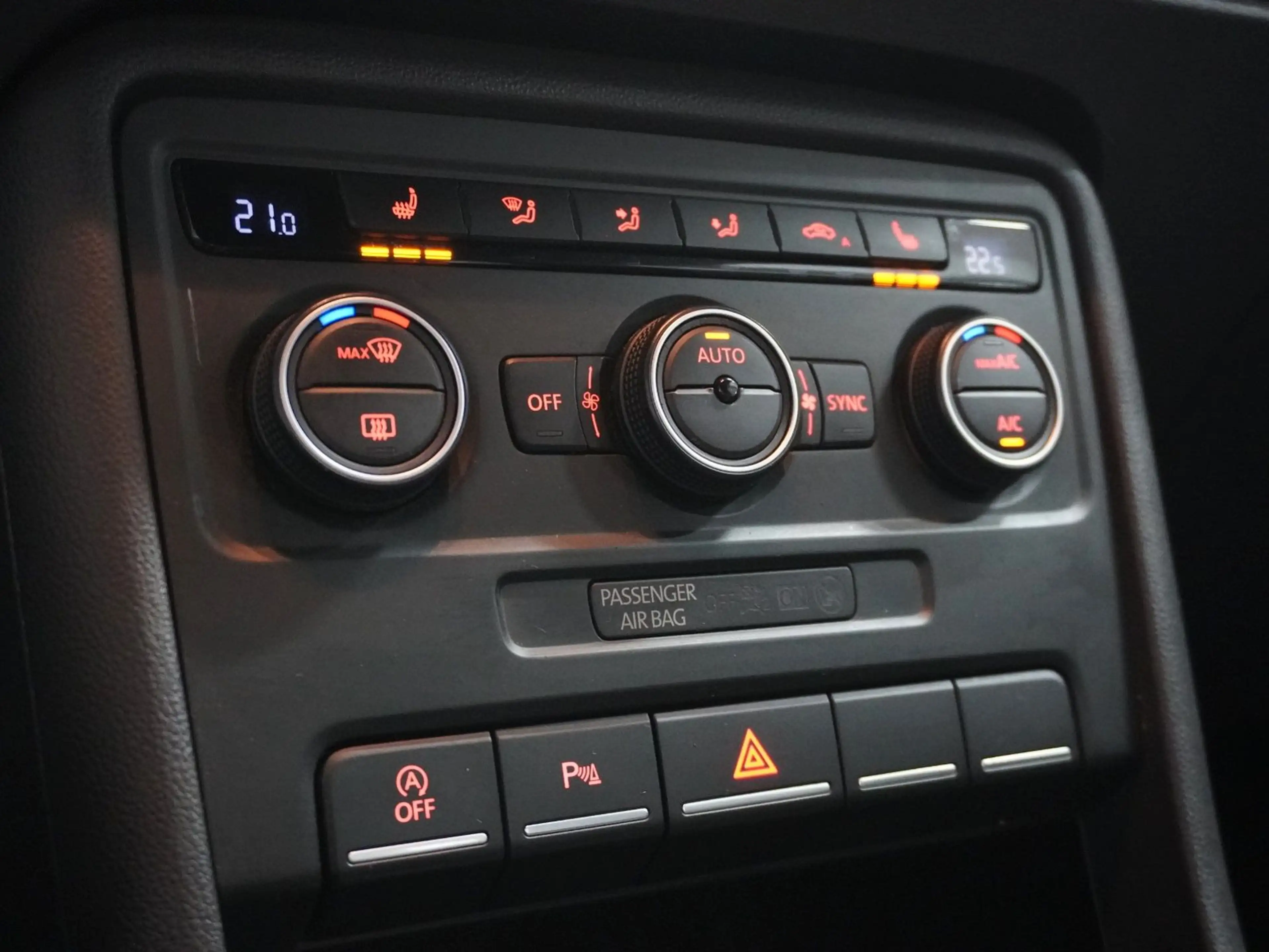 Volkswagen Beetle Lim. 2.0TDI DSG Club | BIXENON | NAVI | — photo 15