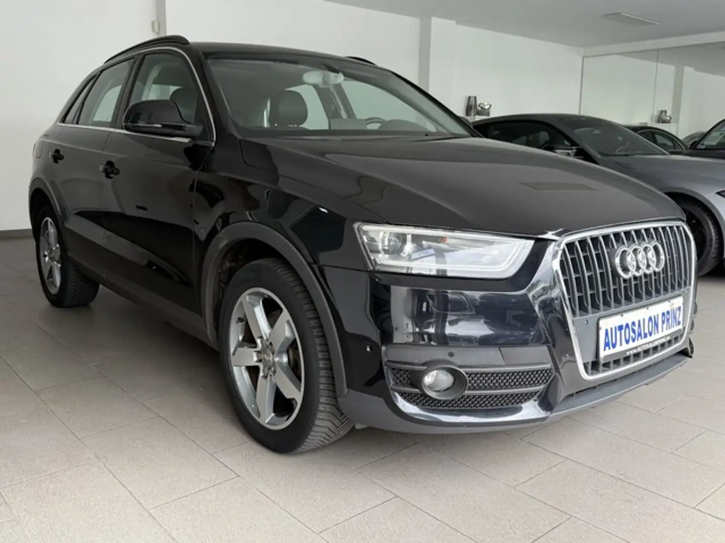 Audi Q3 2.0 TDI AUTOM KLIMAAUT NAVI TEILLDR PANO PDC Schwarz - 1