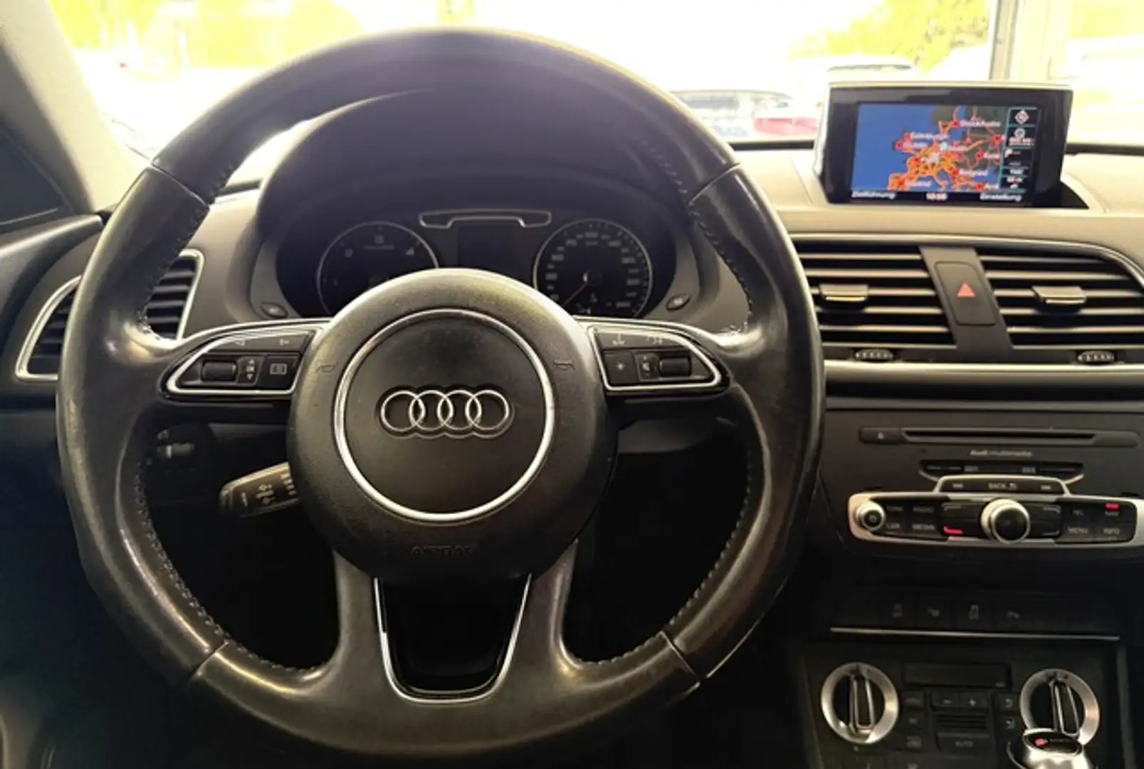 Audi Q3 2.0 TDI AUTOM KLIMAAUT NAVI TEILLDR PANO PDC Schwarz - 2