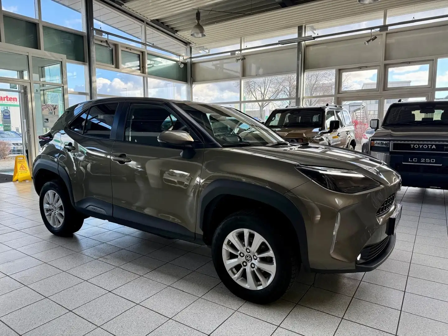 Toyota Yaris Cross YARIS CROSS 4X4 - KAMERA - KLIMA - DAB - 16.790- Brun - 1