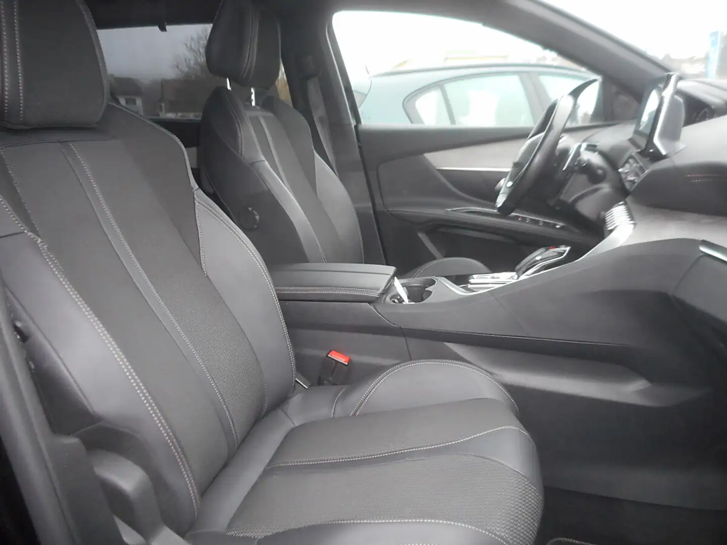 Peugeot 5008 BlueHDI 130 EAT8 GT Schwarz - 2