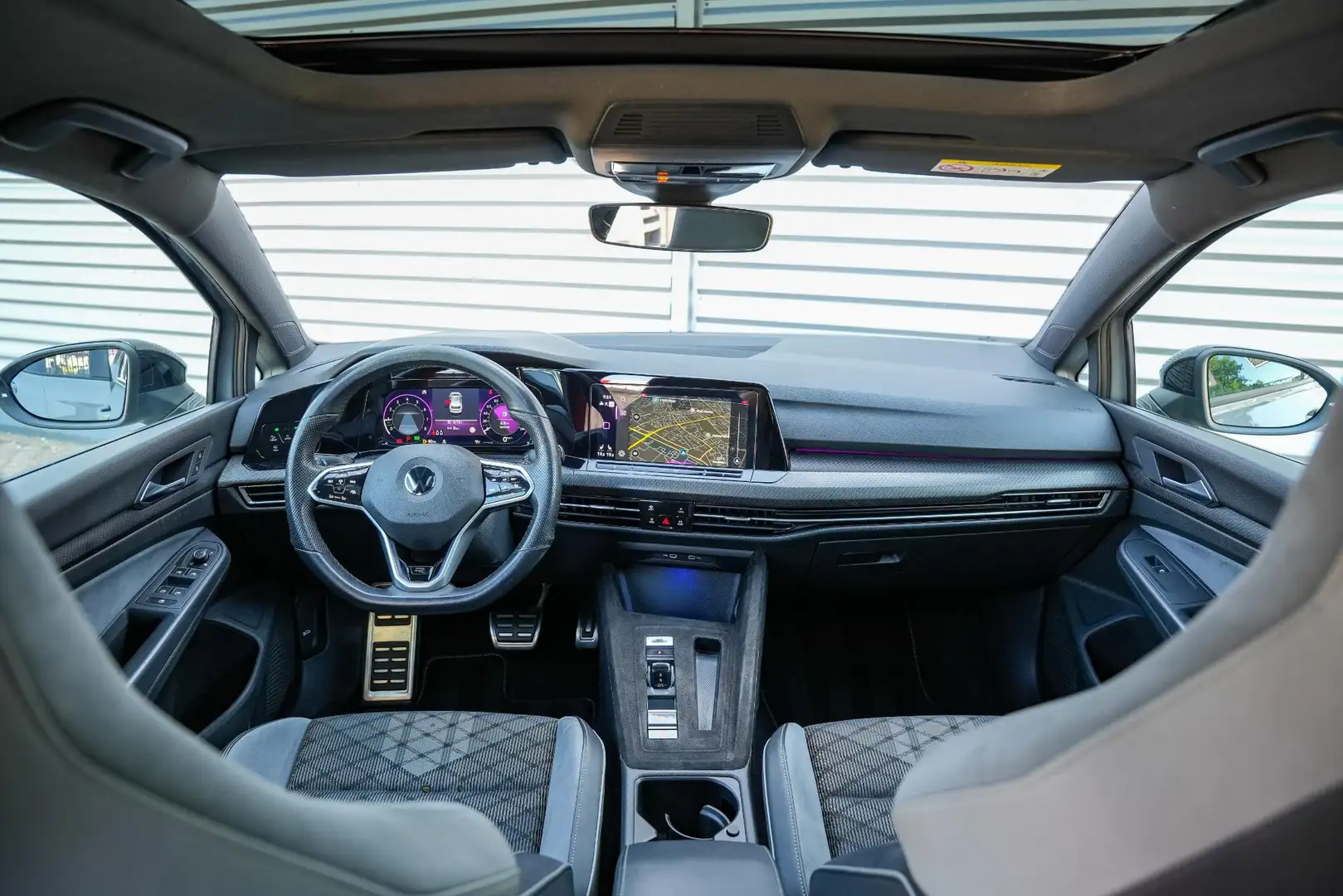 Volkswagen Golf 1.5 eTSI R-Line Nardo Pano IQ Led Automaat Grijs - 2