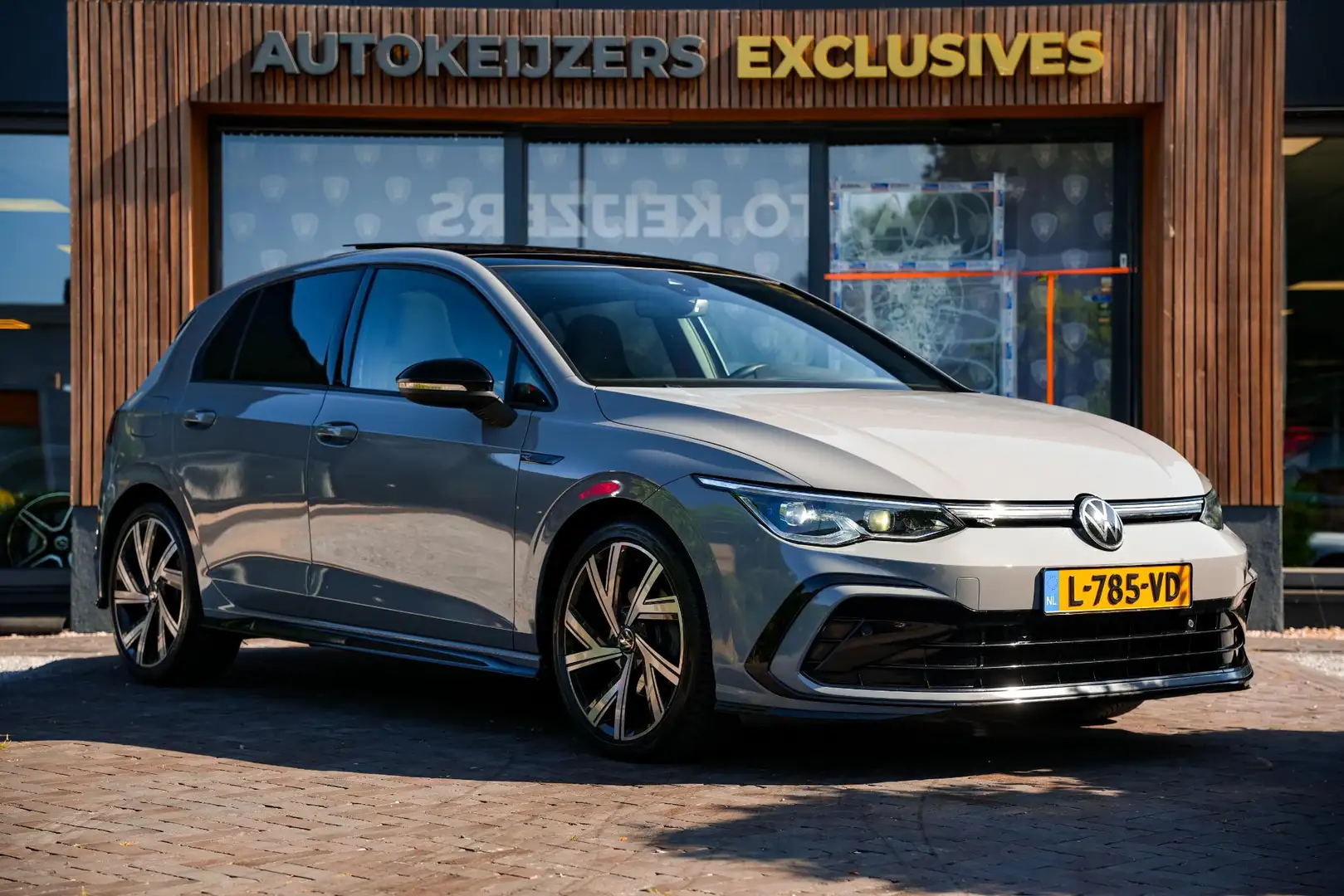 Volkswagen Golf 1.5 eTSI R-Line Nardo Pano IQ Led Automaat Grijs - 1