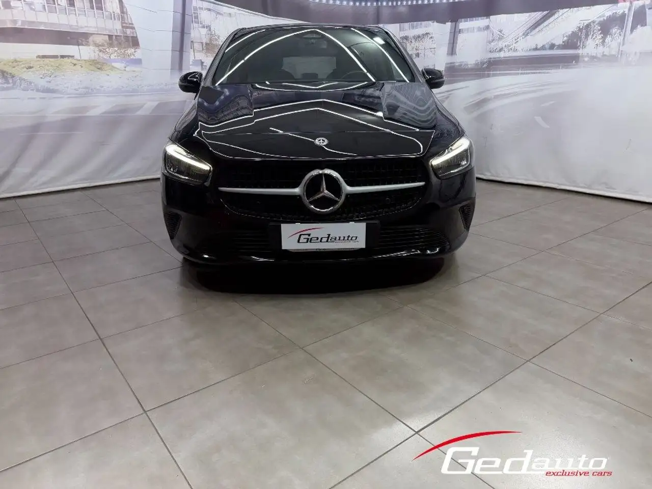 Mercedes-Benz B 180