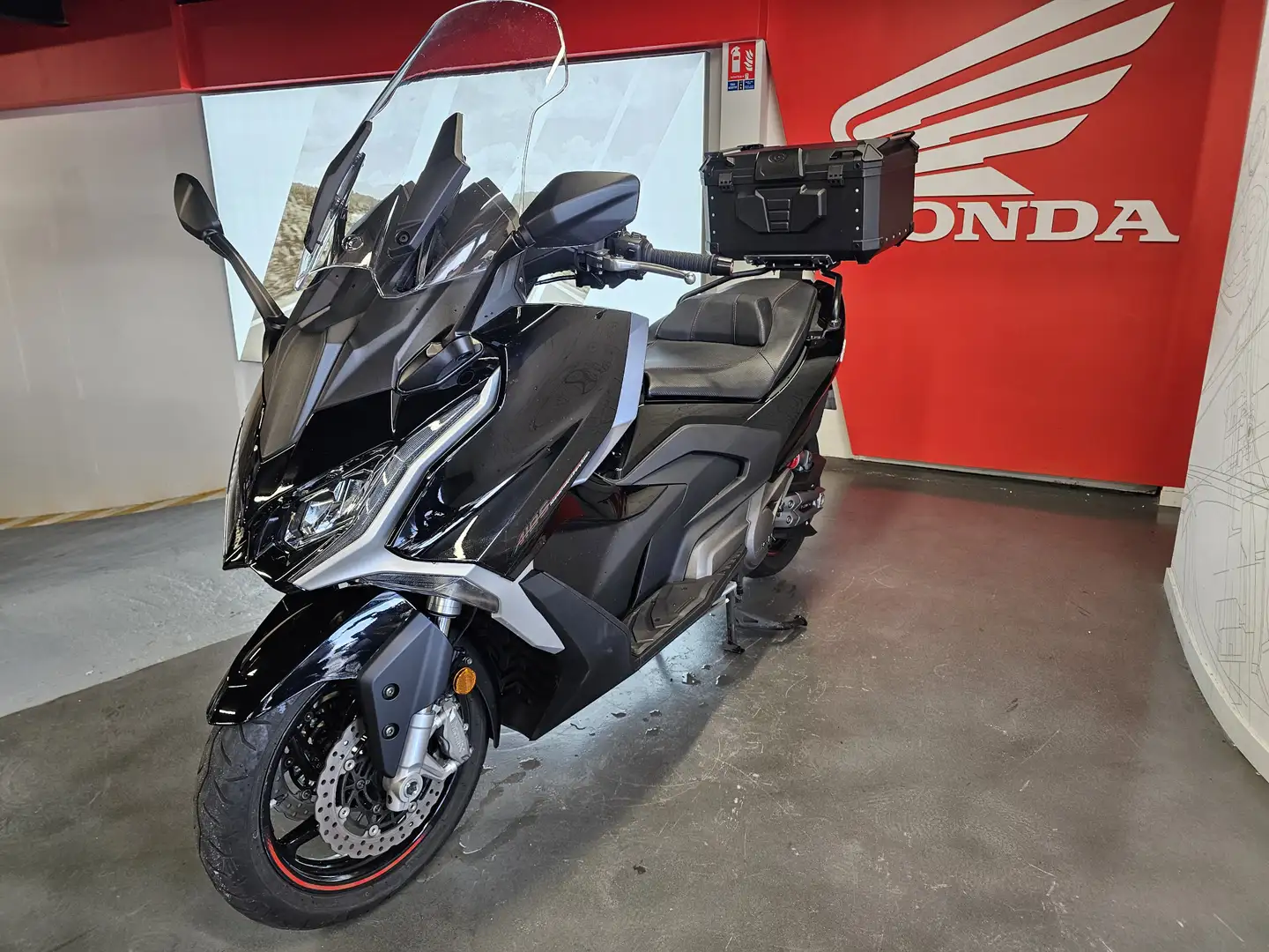 Kymco AK 550 Negro - 1