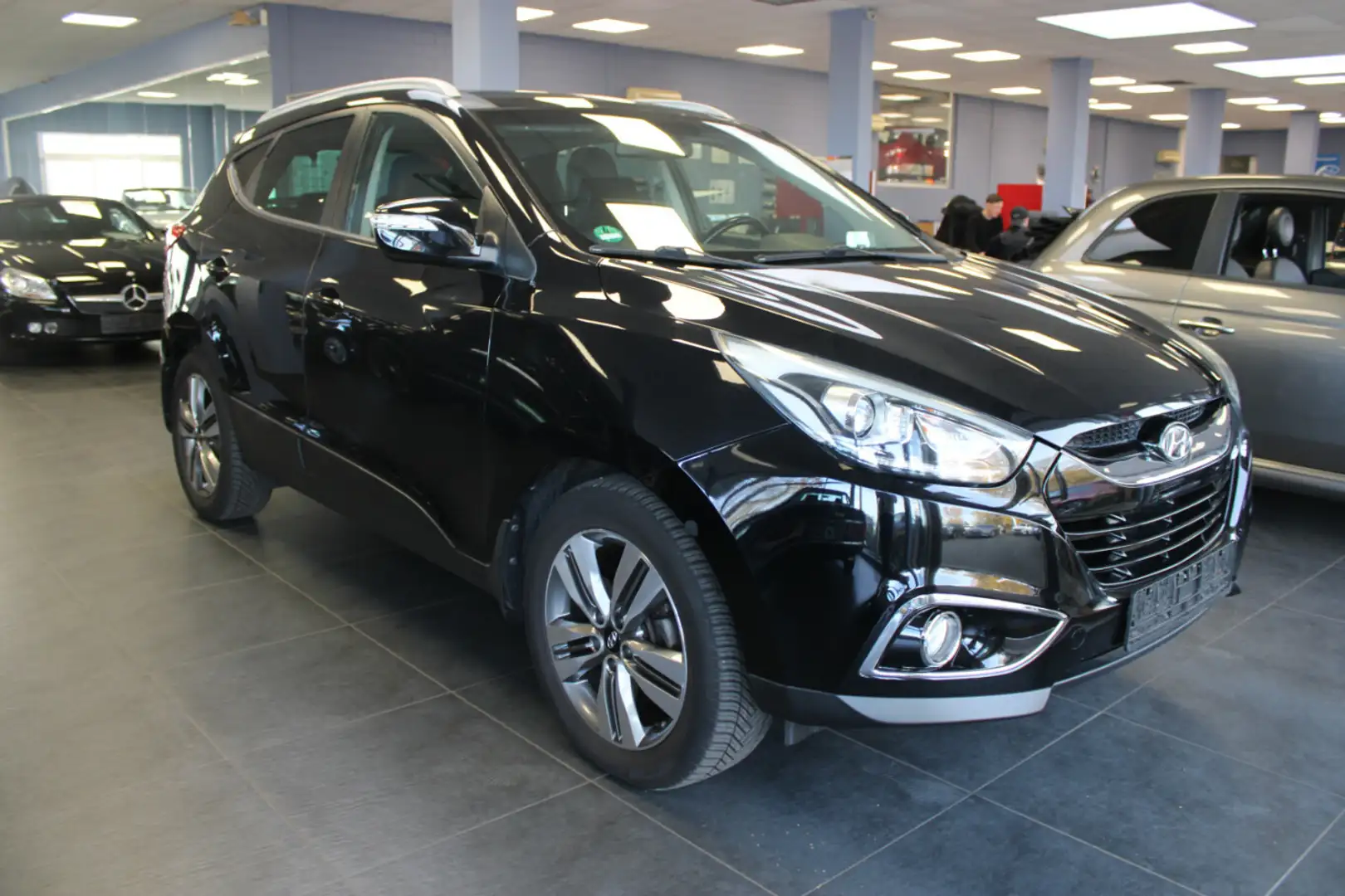 Hyundai TUCSON ix 35 CRDi 4WD - Panorama - Schwarz - 1
