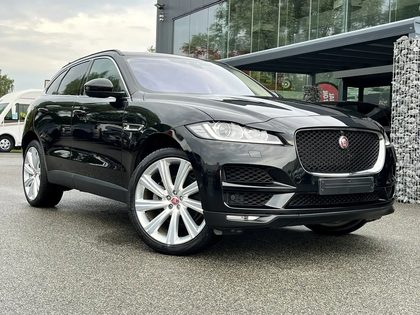 Jaguar F-Pace 30t AWD Portfolio 22" ALU / PANODAK / CAMERA / HUD Zwart - 1
