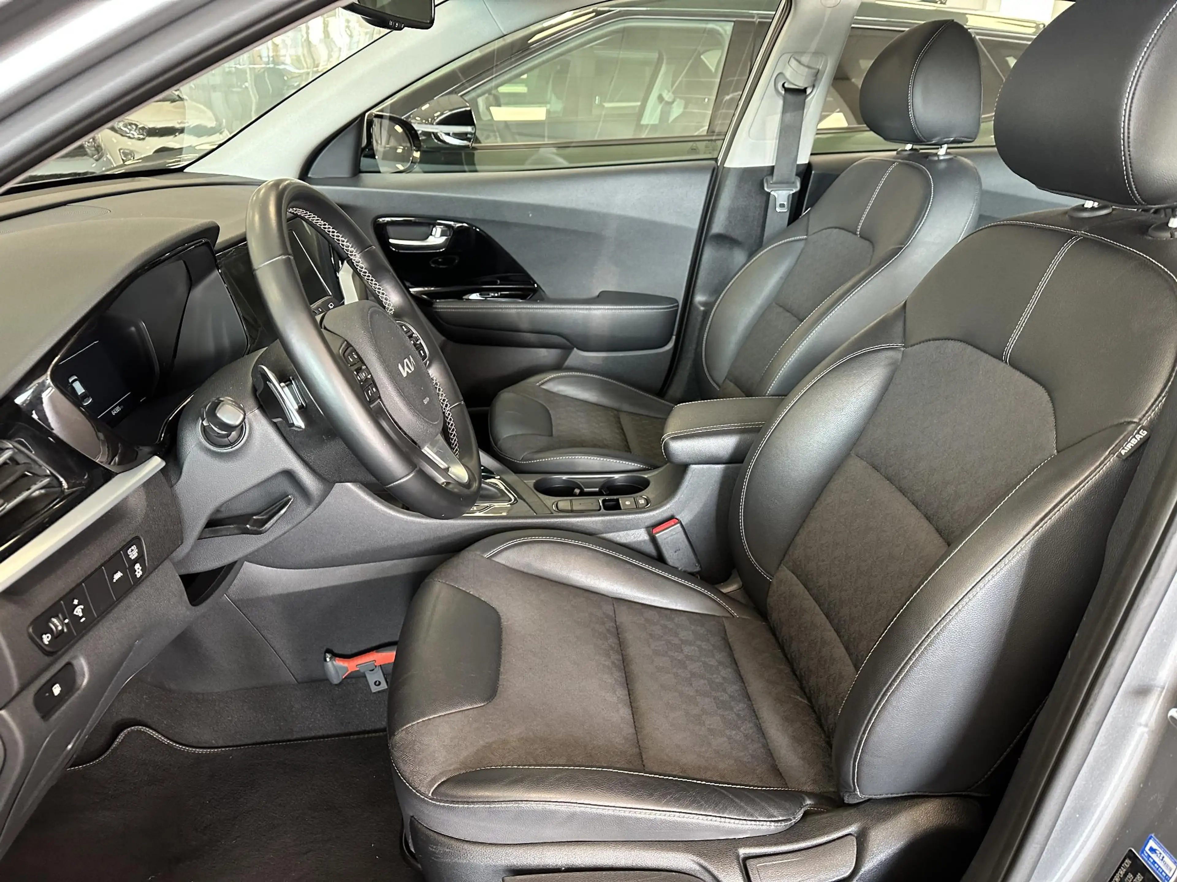 Kia Niro 1.6 GDi Hybrid DynamicLine — photo 2