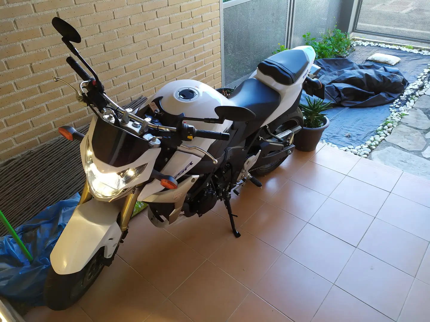 Suzuki GSR 750 Alb - 2