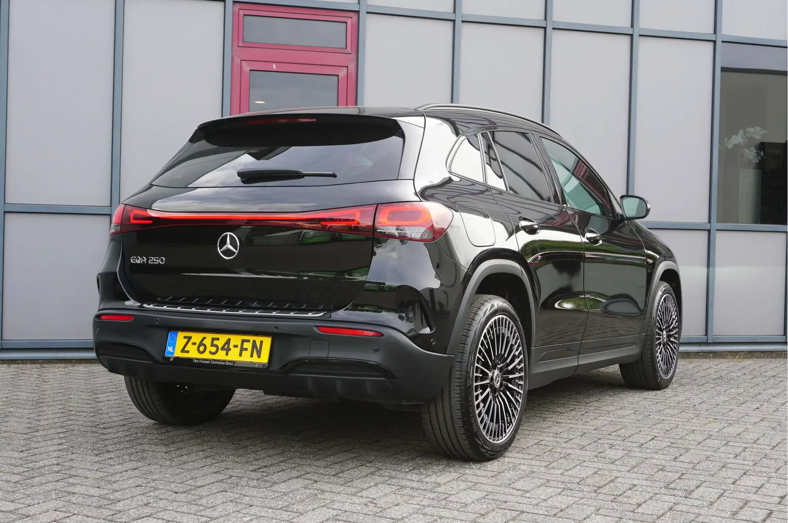 Mercedes-Benz EQA 250 Sport Edition 67kWh SOH 98% AMG Pano Schwarz - 2