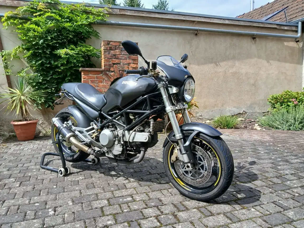 Ducati Monster 900