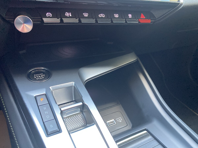 Peugeot 408 PHEV 225 e-EAT8 GT — photo 10