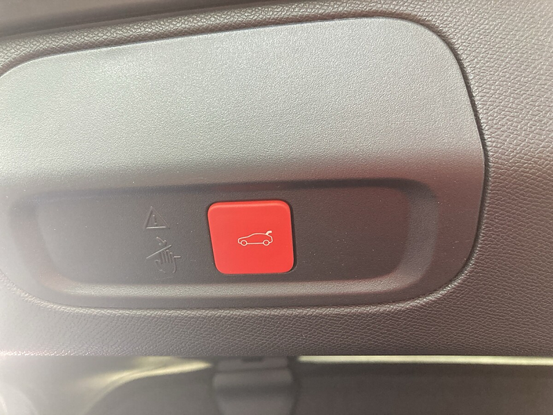 Peugeot 408 PHEV 225 e-EAT8 GT — photo 13