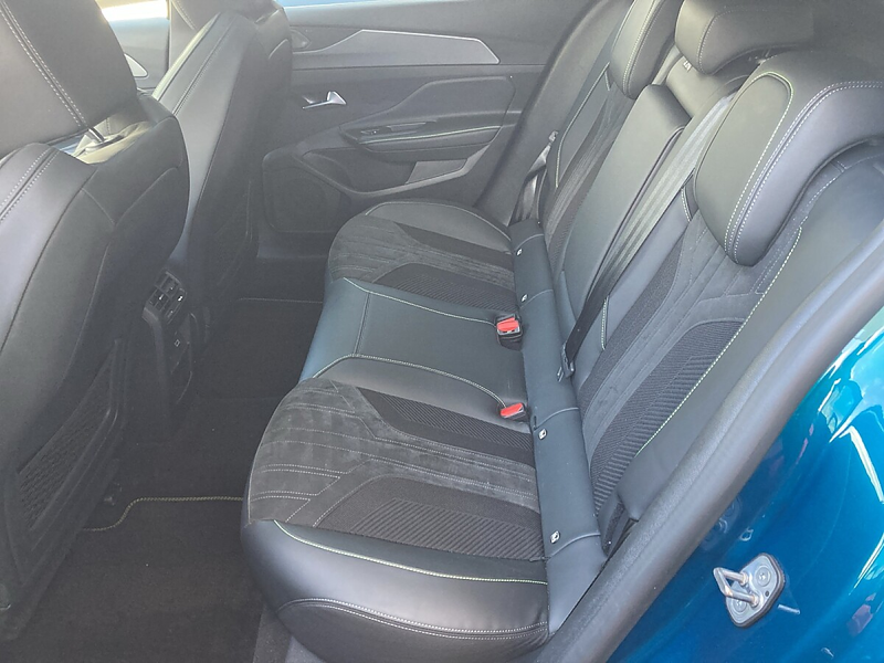 Peugeot 408 PHEV 225 e-EAT8 GT — photo 11