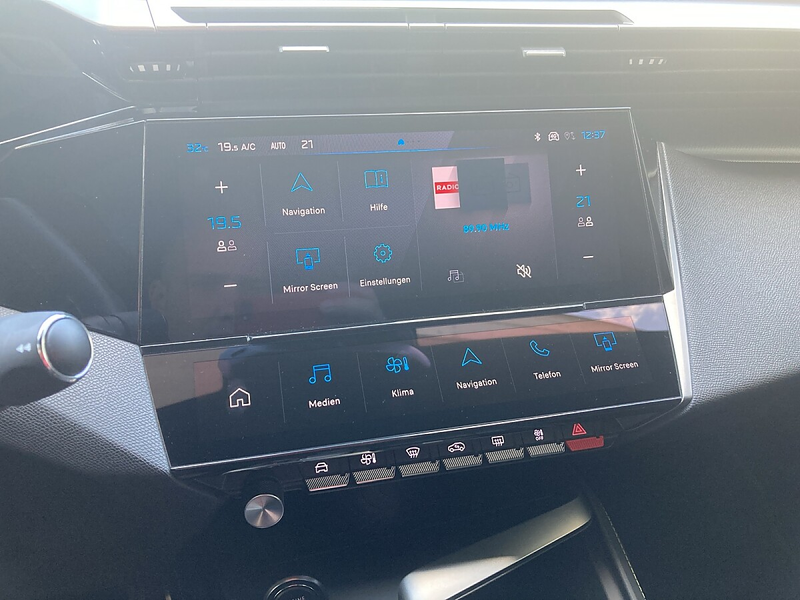 Peugeot 408 PHEV 225 e-EAT8 GT — photo 9