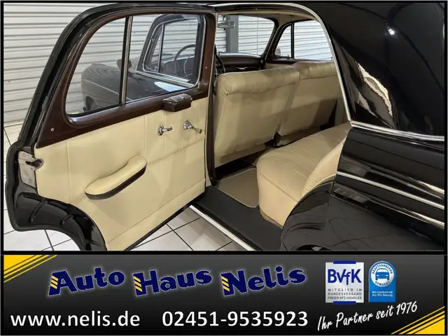 Mercedes-Benz 220 view 15