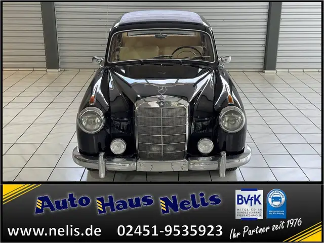 Mercedes-Benz 220 view 2