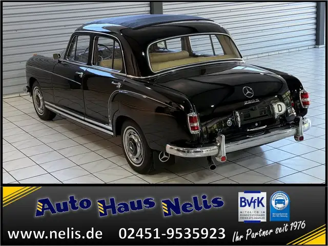 Mercedes-Benz 220 view 4