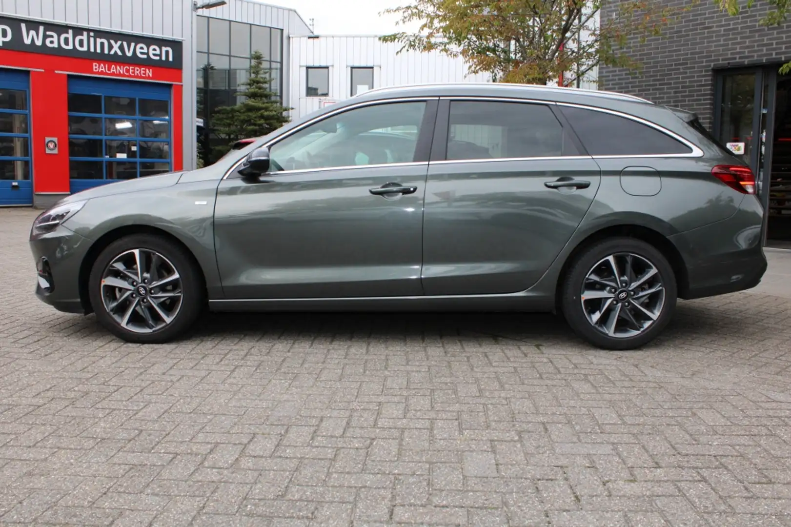 Hyundai i30 Wagon 1.5 T-GDi MHEV Premium 160pk Navi/Led/Leder/ Grijs - 2