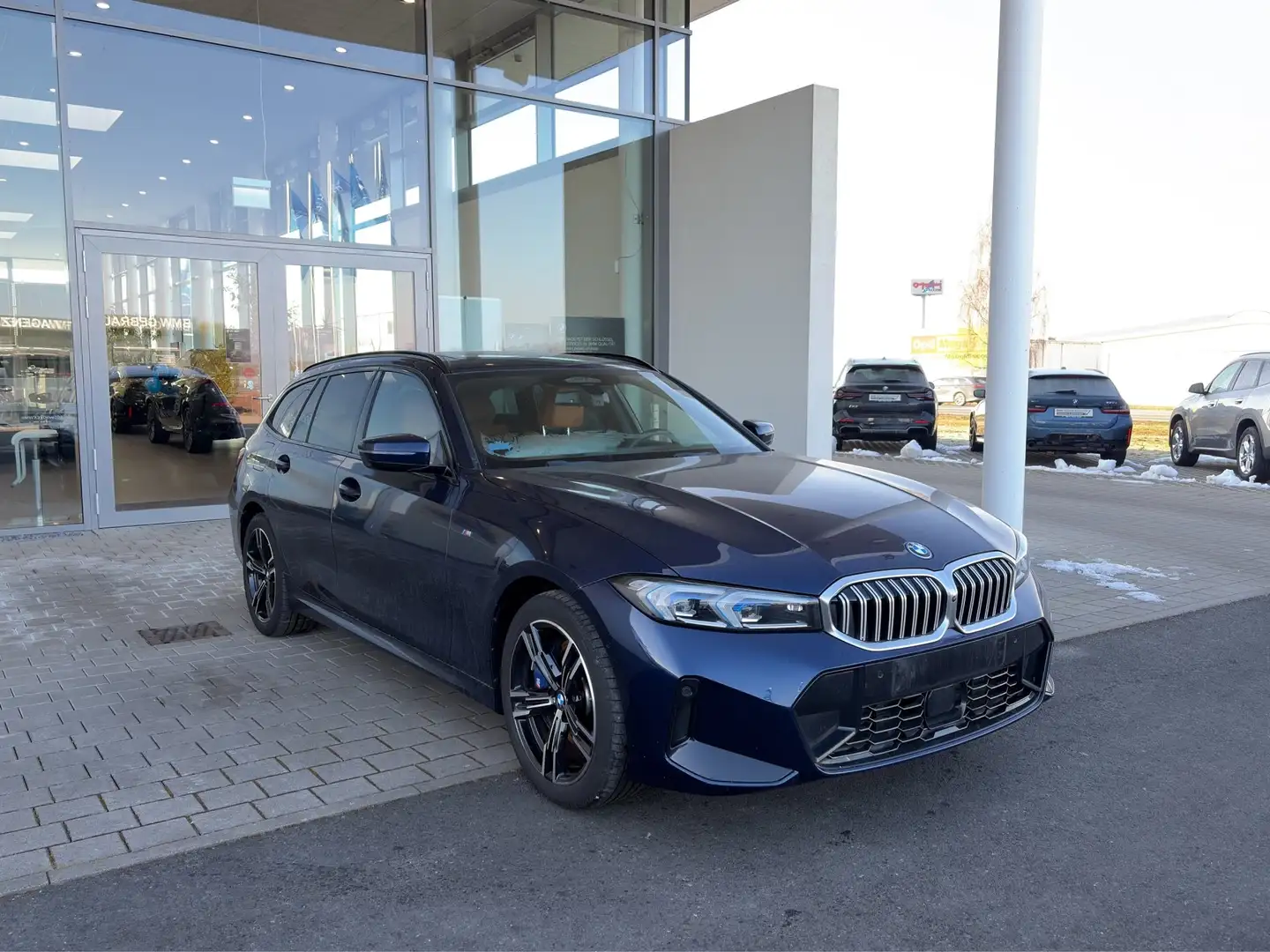 BMW 330 e xDrive Touring M Sport LED.H/K.AHK.PANO.SH Blau - 2