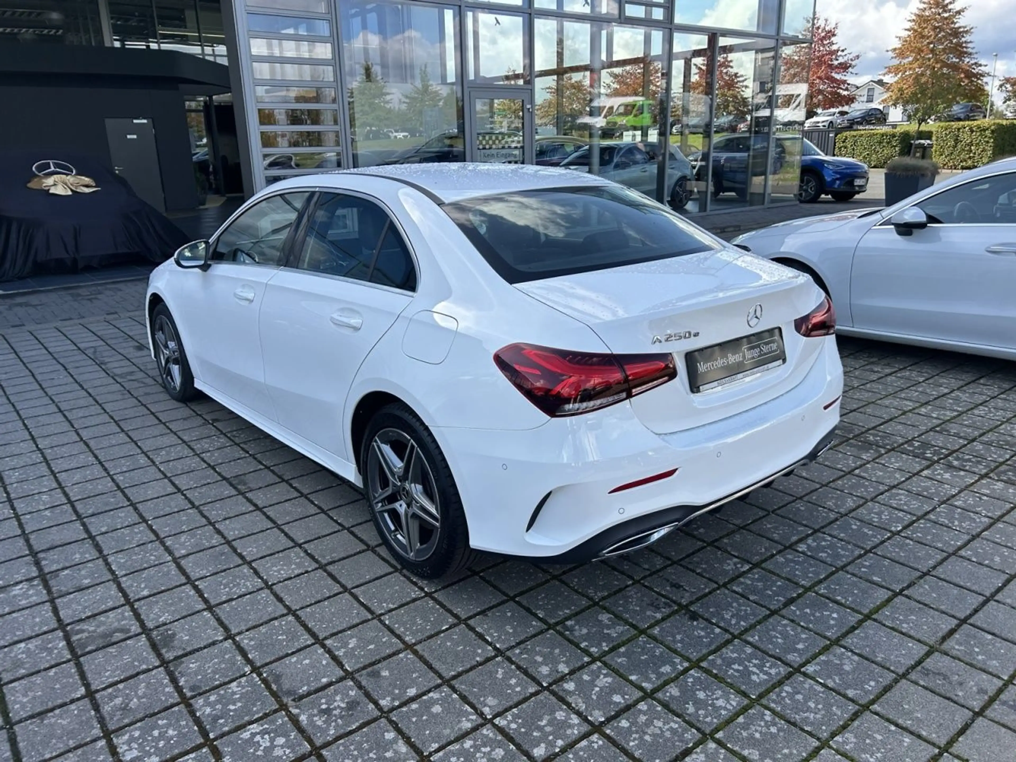 Mercedes-Benz A 250 e Limousine AMG+AMBIENTE+KAM+LED+NAVI+WIDE — photo 8