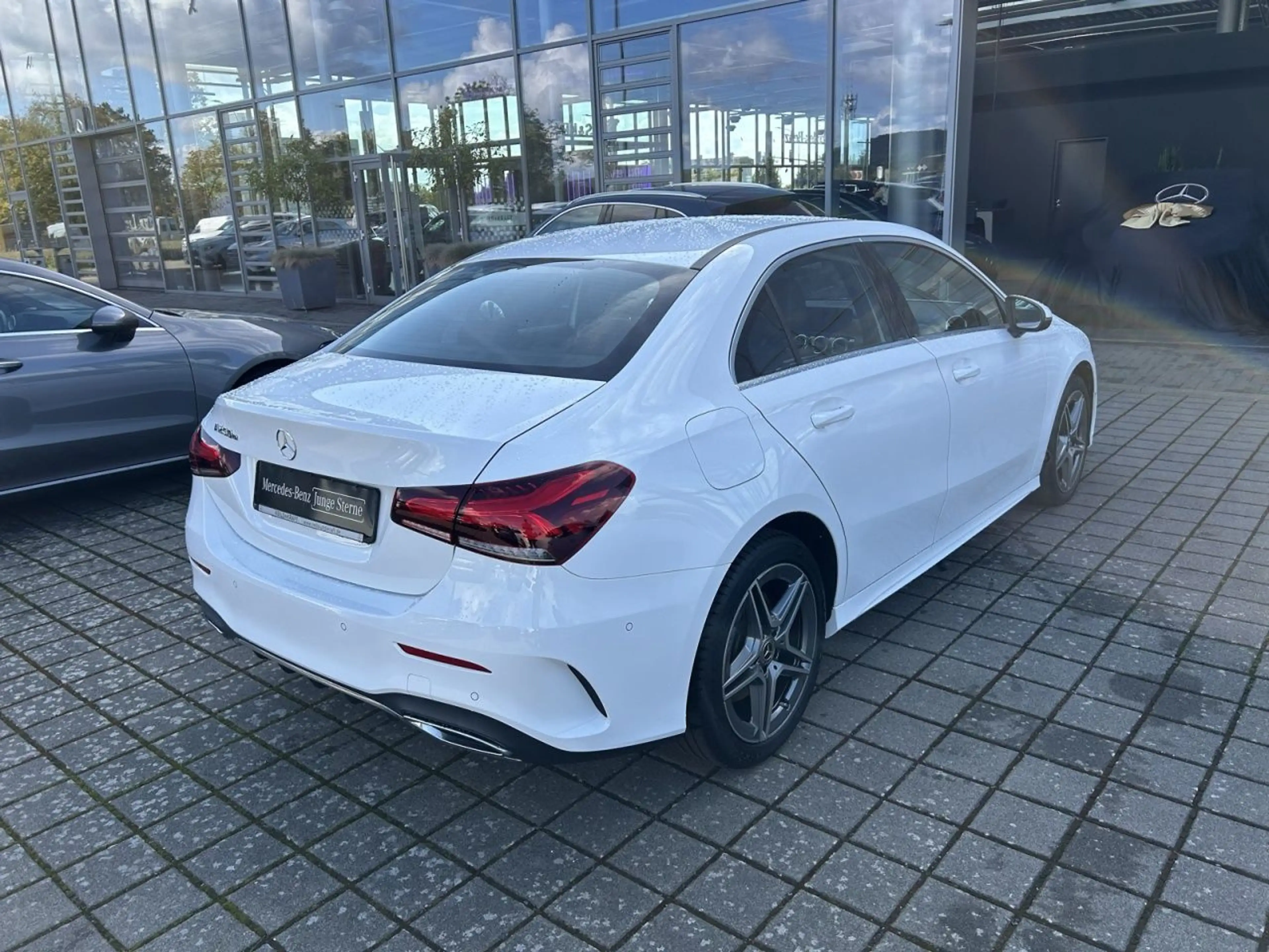 Mercedes-Benz A 250 e Limousine AMG+AMBIENTE+KAM+LED+NAVI+WIDE — photo 6