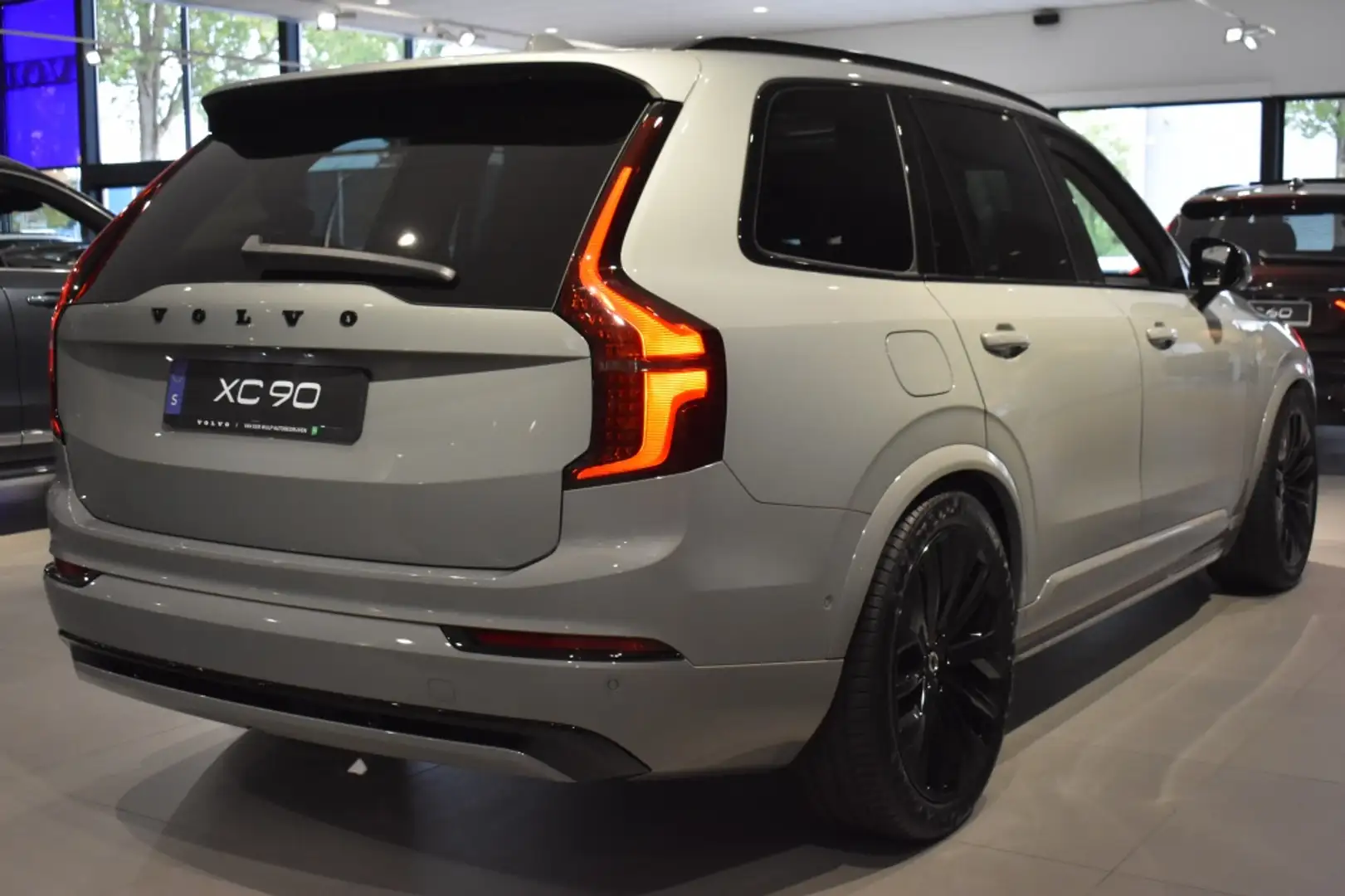 Volvo XC90 T8 455pk AWD Ultra Dark | Massage | Luchtvering | Grijs - 2