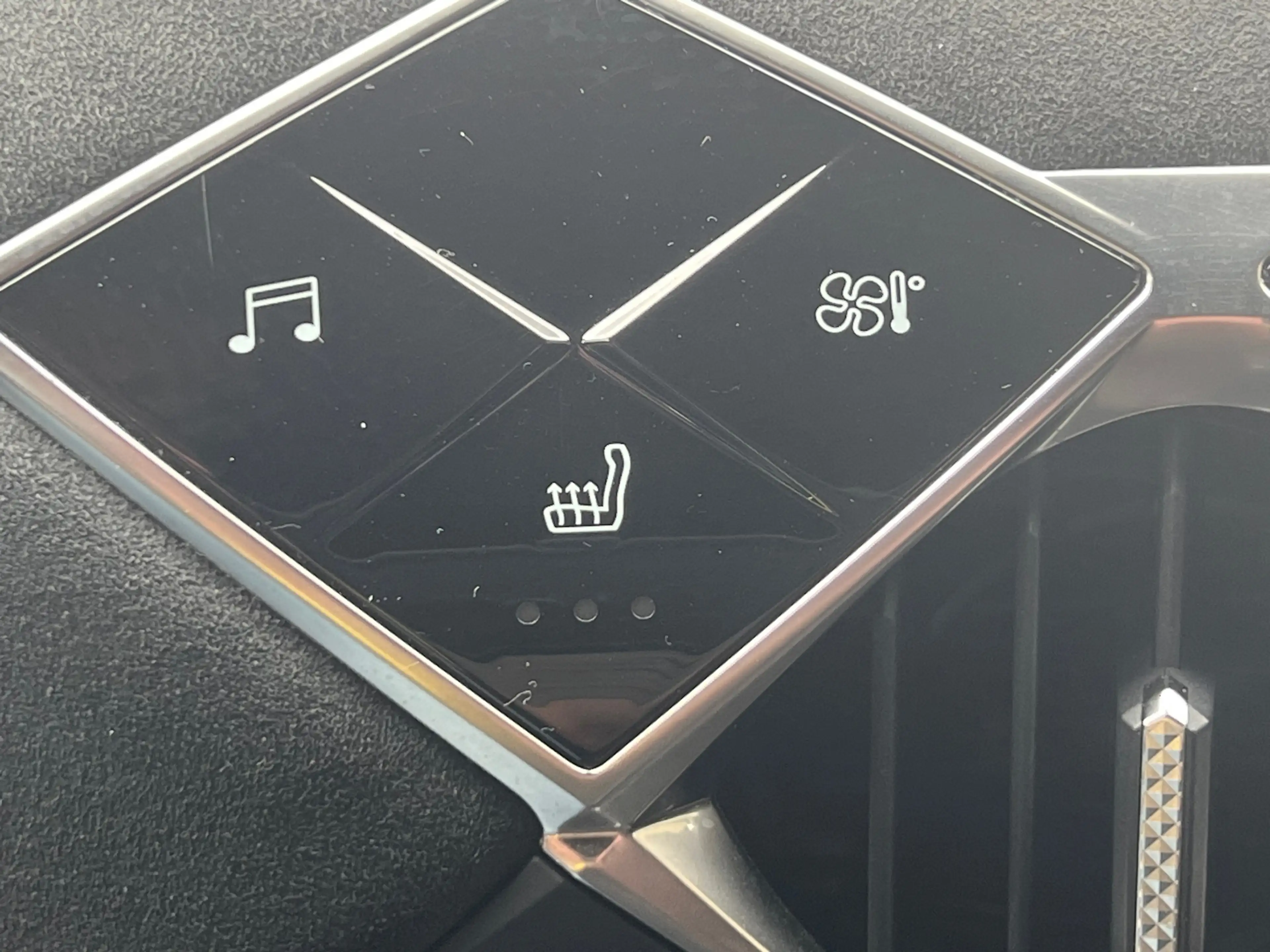 DS Automobiles DS 3 Crossback 1.2 PureTech Grand Chic Navi-Camera-Headup-Keyless — photo 9