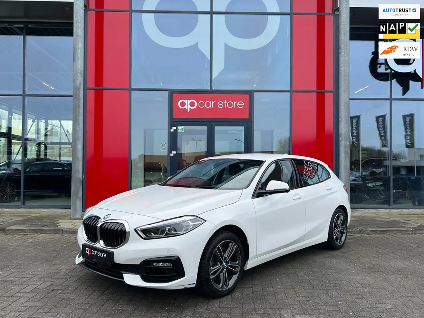 BMW 118 1-serie 118i High Executive Sport-Line Automaat LE Wit - 1