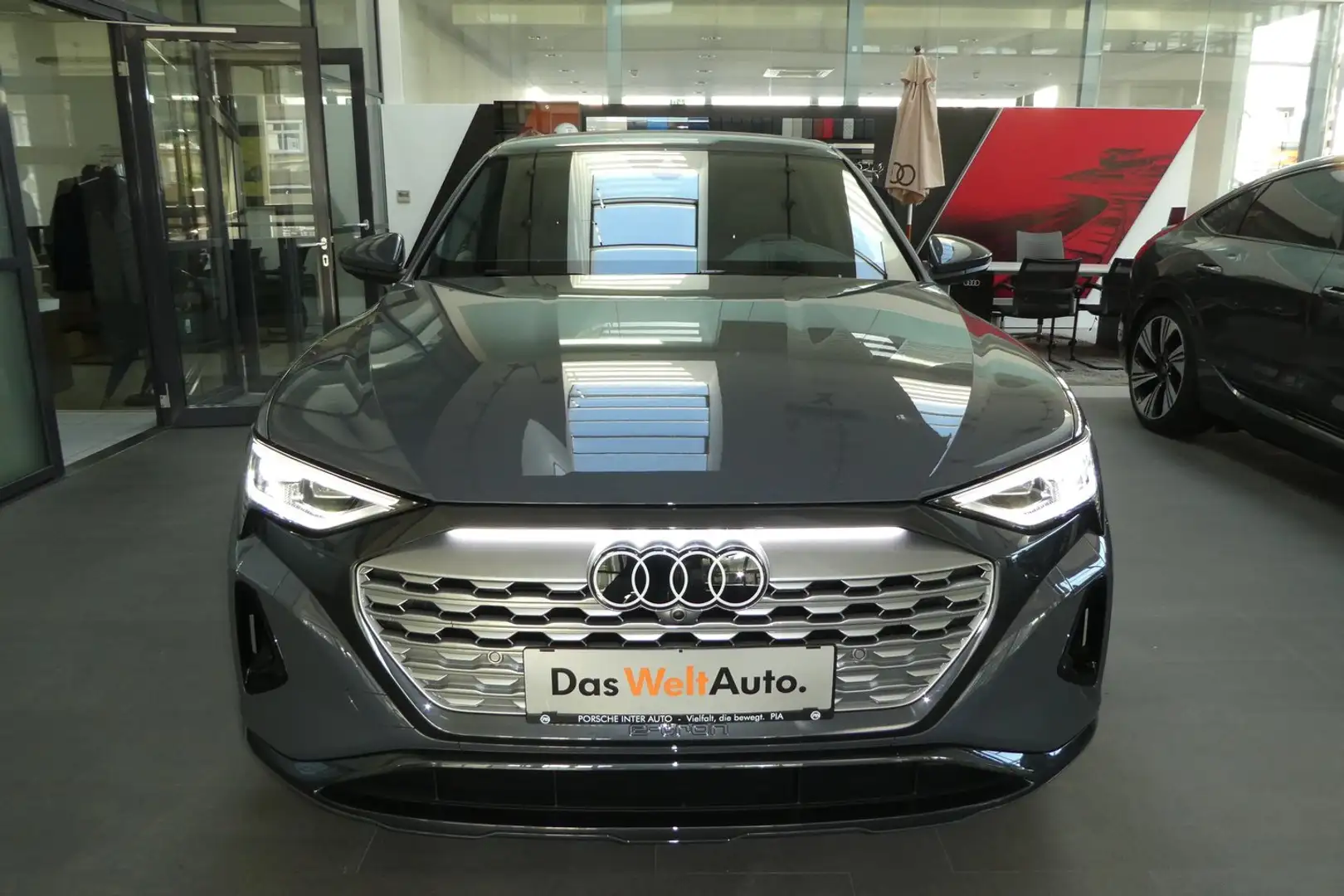 Audi Q8 55 e-tron quattro business Grau - 2