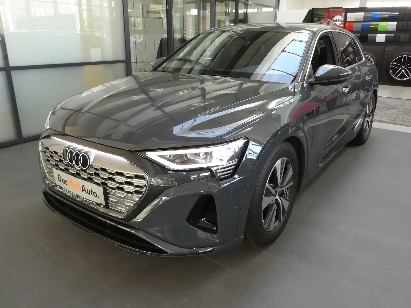 Audi Q8 55 e-tron quattro business Grau - 1