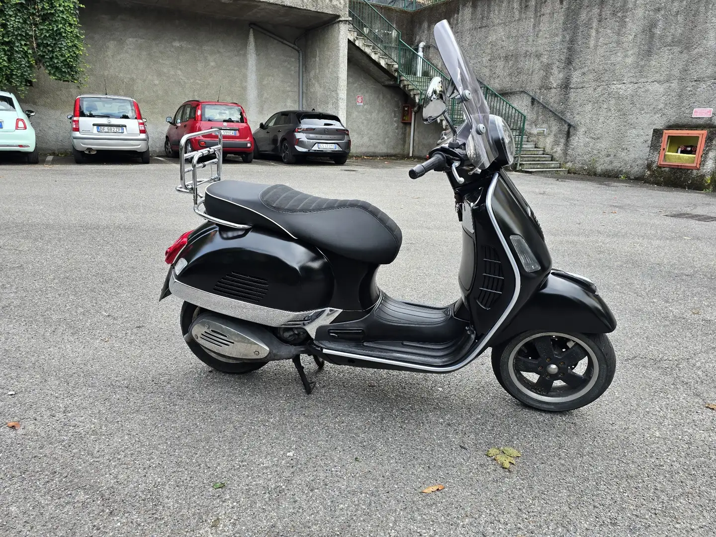 Vespa GTS Super Sport 300 Чорний - 1