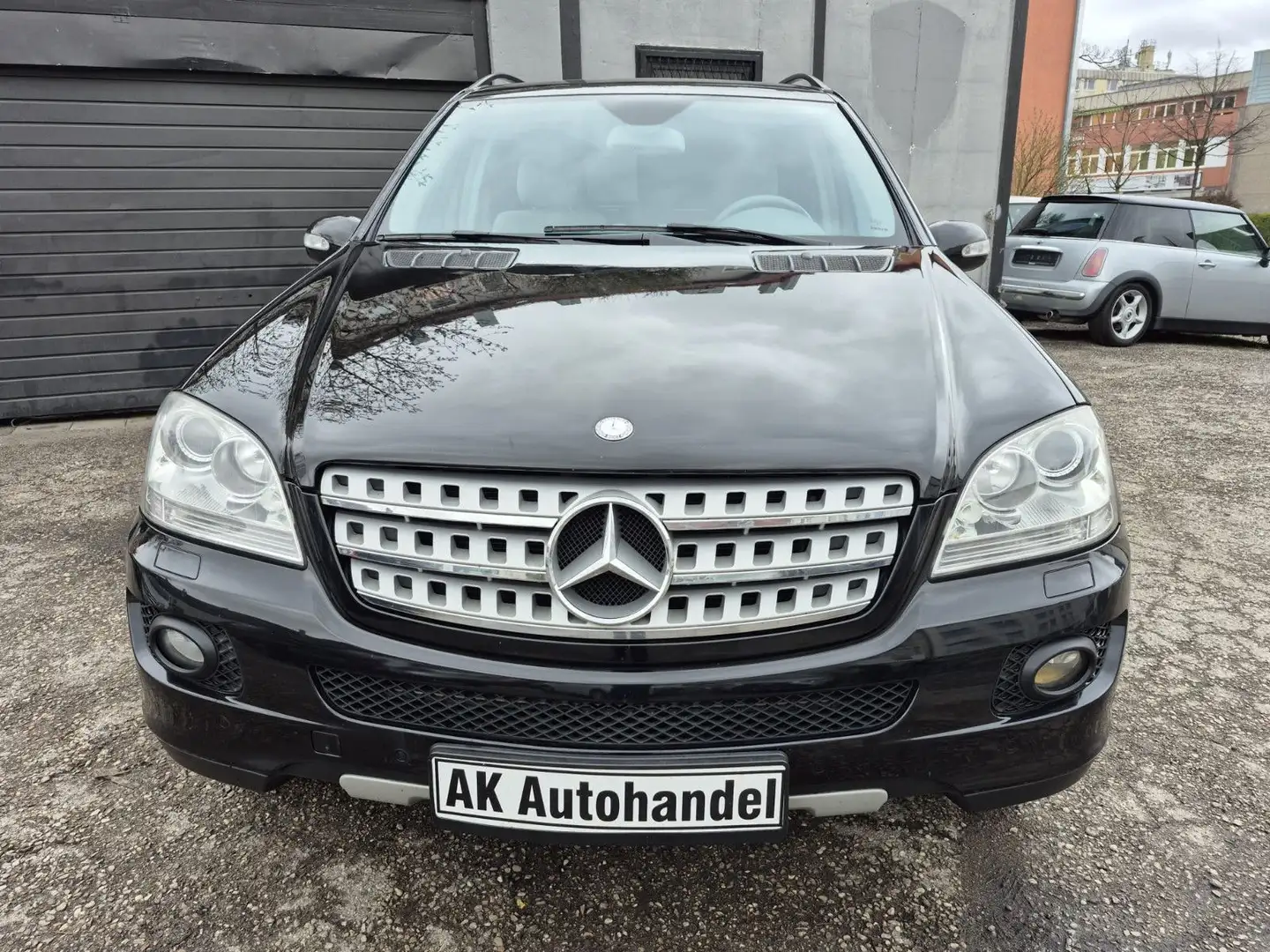 Mercedes-Benz ML 350 Aut AHK Harman Kardon Tempomat Schwarz - 2