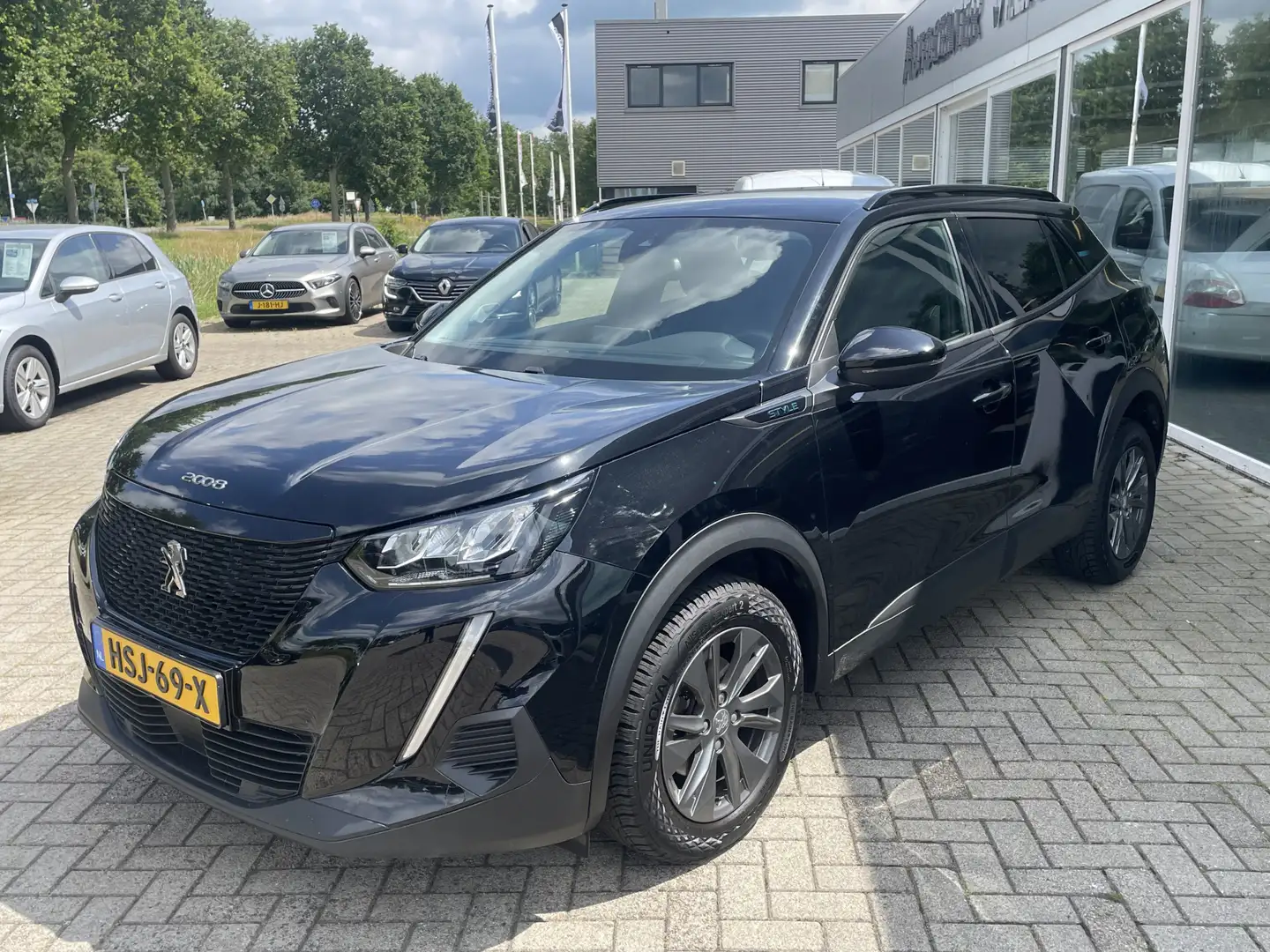 Peugeot 2008 1.2 PureTech 100 Active 50% deal 8.225,- ACTIE Car Zwart - 2