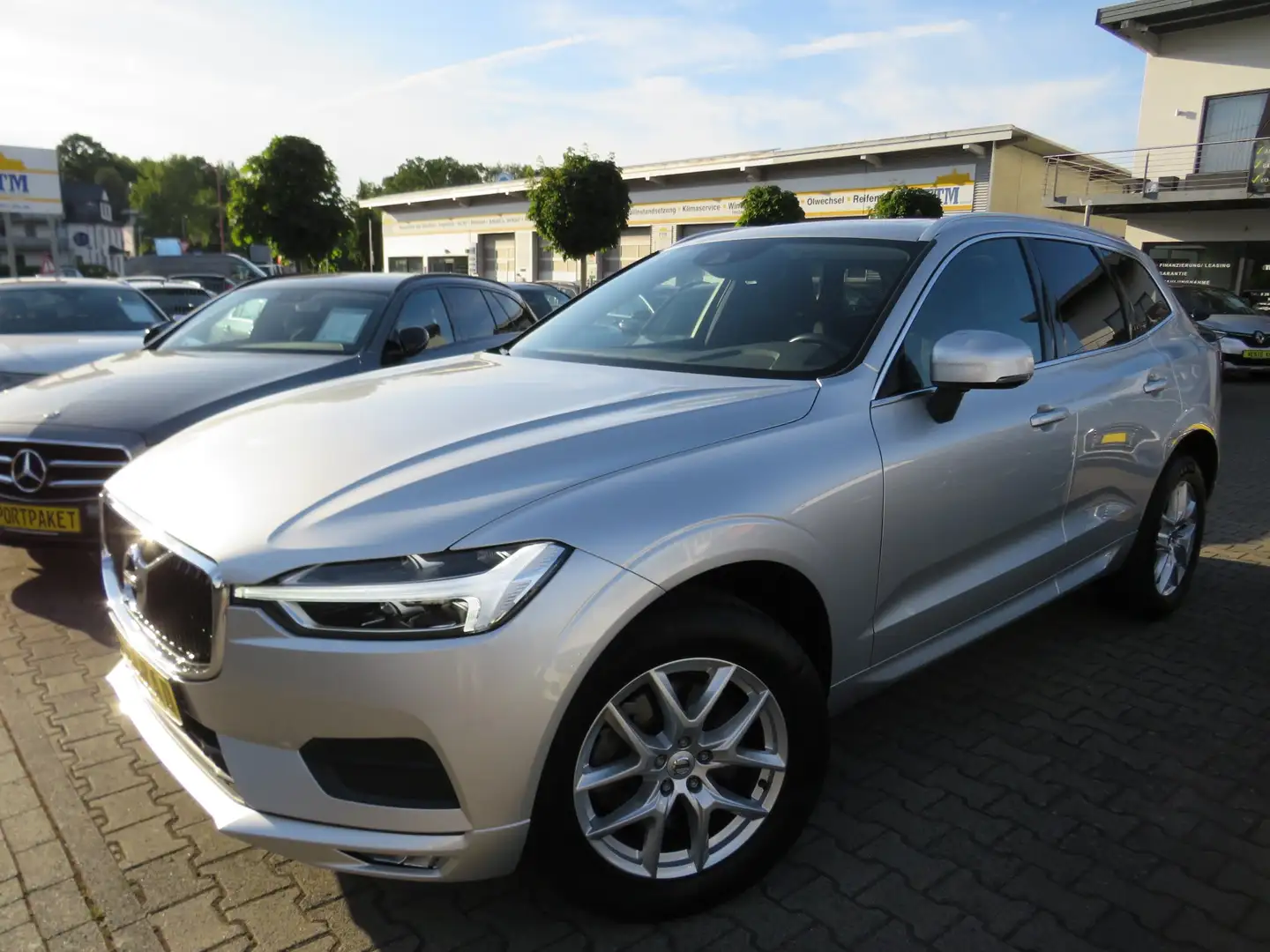 Volvo XC60 Momentum Pro AWD *1.HAND *PANO *AHK *KAMERA Grau - 1