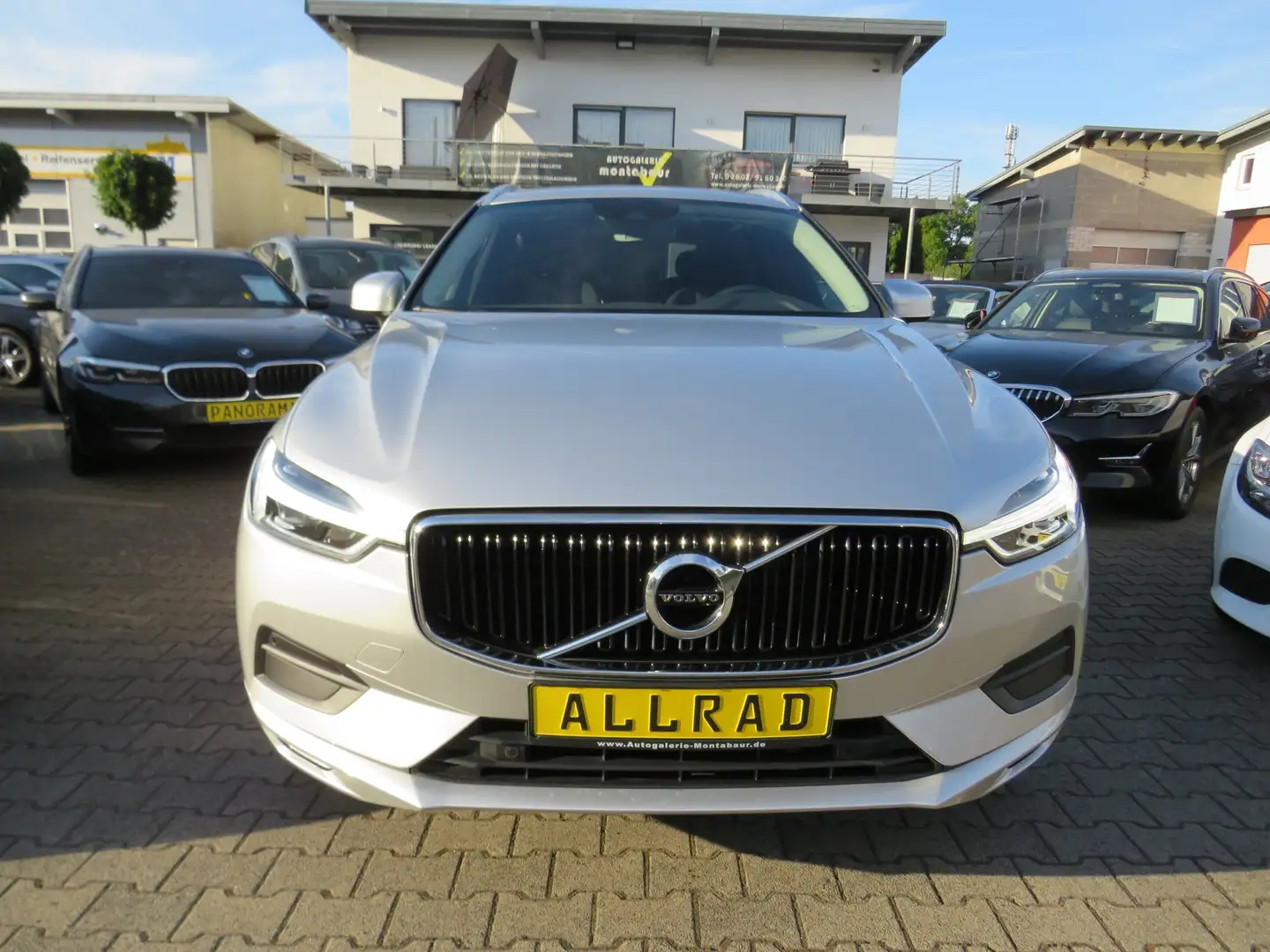 Volvo XC60 Momentum Pro AWD *1.HAND *PANO *AHK *KAMERA Grau - 2
